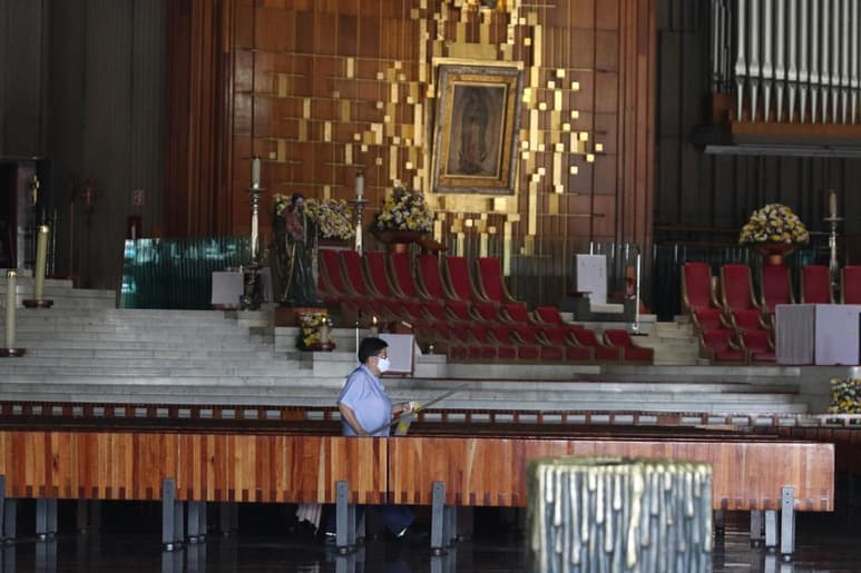 En la Basílica de Guadalupe se llevó a cabo el rezo del Santo Rosario por el fin de la pandemia que el papa Francisco convocó durante el mes de mayo “Mes de María”. (ARCHIVO)