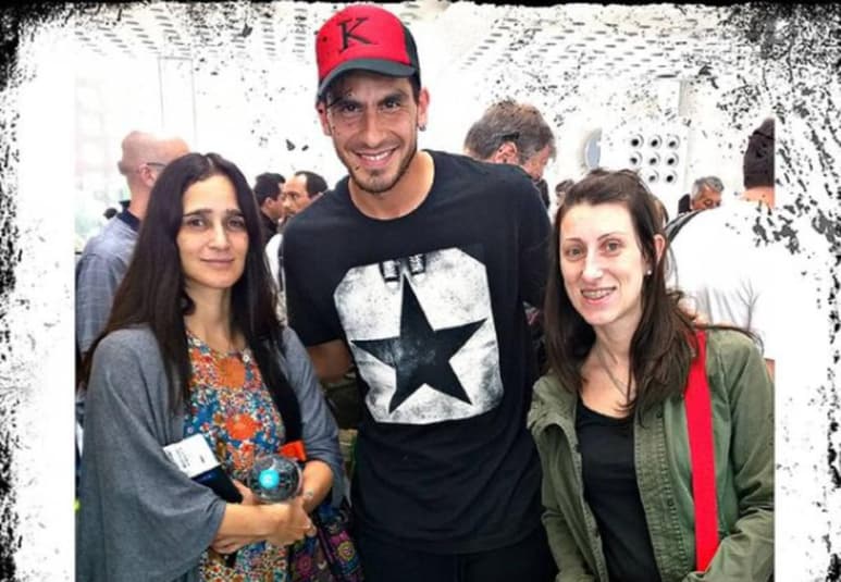 Nahuel Guzmán, portero de Tigres, recordó en sus redes sociales una experiencia que vivió en el aeropuerto de la Ciudad de México, cuando se encontró con la cantante mexicana Julieta Venegas, a quien felicitó por estar embarazada, a lo que la artista respondió: “No, soy así de panzoncita”. (ESPECIAL)