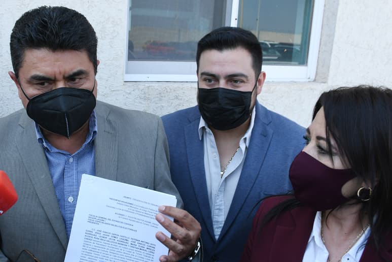 Regidores de oposición acudieron a la delegación de la Fiscalía a interponer la denuncia formal. (FERNANDO COMPEÁN)