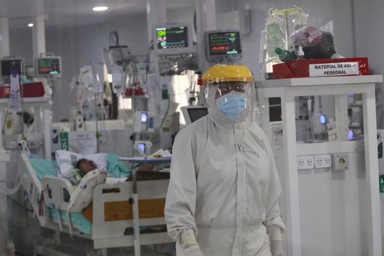 La región de América Latina y el Caribe encabeza este jueves la triste clasificación mundial por el número de muertes diarias de coronavirus por cada millón de habitantes. De los diez primeros países de la lista, nueve son de esta parte del mundo, según las cifras variables de la web Our World in Data. (ARCHIVO)