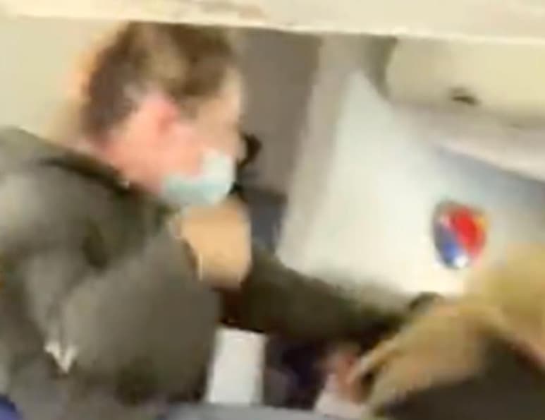 La agresora fue arrestada y ahora enfrenta cargos por agresión (CAPTURA)