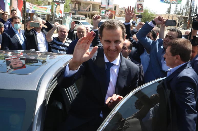 El actual dirigente sirio, Bachar al Asad, se ha hecho con un cuarto mandato y seguirá gobernando el país árabe durante siete años más tras arrasar con el 95.1 % de los votos en las polémicas elecciones presidenciales celebradas el miércoles en los territorios bajo su control. (ARCHIVO)