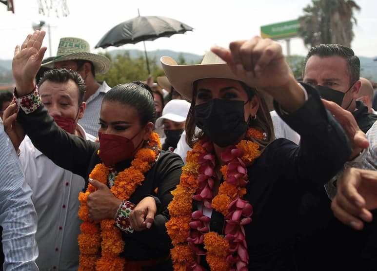 'Me podrán tachar de cantar mal, no hay problema, pero nunca me podrán tachar de ladrona', dijo Evelyn Salgado Pineda, candidata de Morena a la gubernatura de Guerrero, respecto a las críticas por convertir los finales de sus mítines en un karaoke. (ARCHIVO)