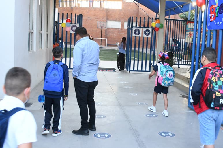 Desde el pasado lunes, distintas escuelas particulares implementaron el modelo de clases híbridas.