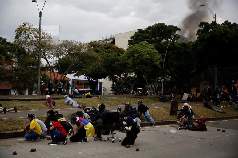 El presidente colombiano, Iván Duque, ordenó este viernes 'el máximo despliegue' de la asistencia militar para el departamento del Valle del Cauca (suroeste) y su capital, Cali, que hoy vivió una nueva oleada de violencia durante el sexto 'paro nacional' en el que murieron al menos tres personas. (EFE)