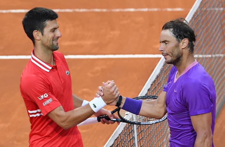 Rafael Nadal (d) podría verse las caras con Novak Djokovic en las semifinales de Roland Garros; 'Nole' podría medirse a Federer en cuartos. (ESPECIAL)