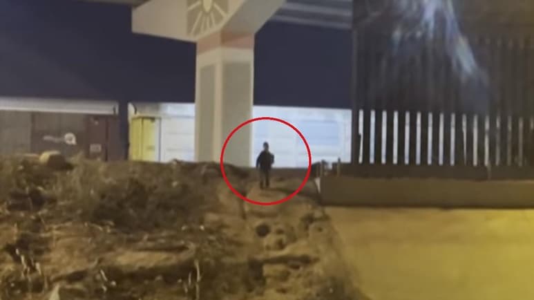 La pareja que llevaba al niño fue captada abandonándolo en territorio estadounidense tras cruzar el Río Bravo (AFP)