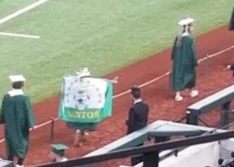 En redes sociales, de cara a la final de futbol mexicano donde el Santos Laguna buscará remontar al Cruz Azul en el Estadio Azteca, una fan estadounidense se volvió viral tras su graduación. (Especial)