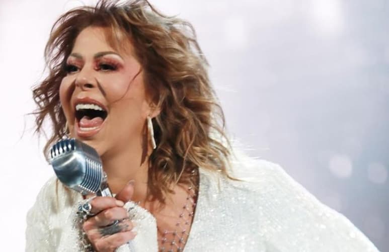 La cantante mexicana causó sensación en redes sociales con su figura en traje de baño (@LAGUZMANMX)