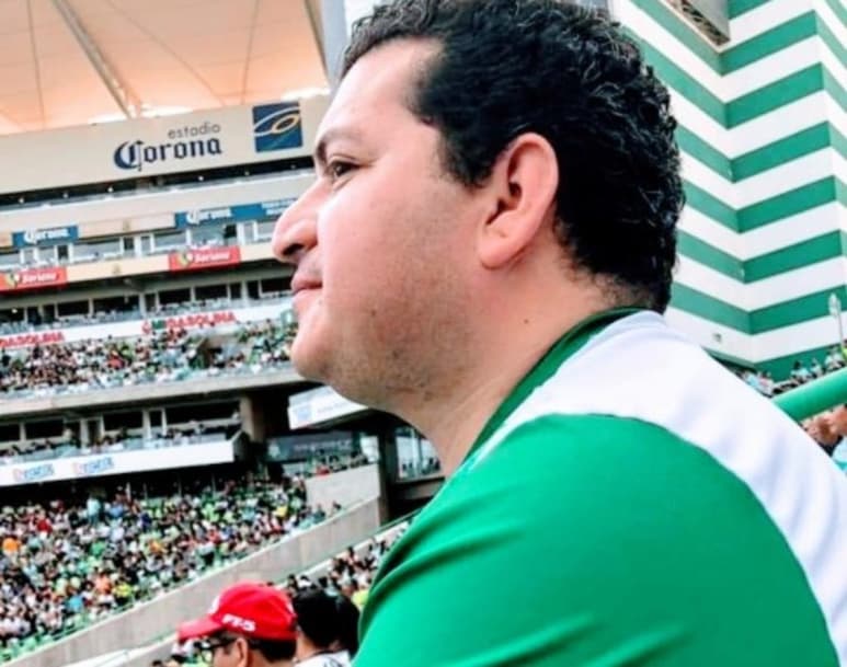 Con más de 30 años de llevar un corazón verde, Cesar Felipe de la Rosa, se ha ganado en su círculo social, ser considerado el fan número uno del equipo, al no ser solo un aficionado más, sino al ser conocedor de cada paso, triunfo y derrotas en la historia del Club Santos Laguna, lo que los convierte en un fiel seguidor desde que apenas tenía uso de razón.
