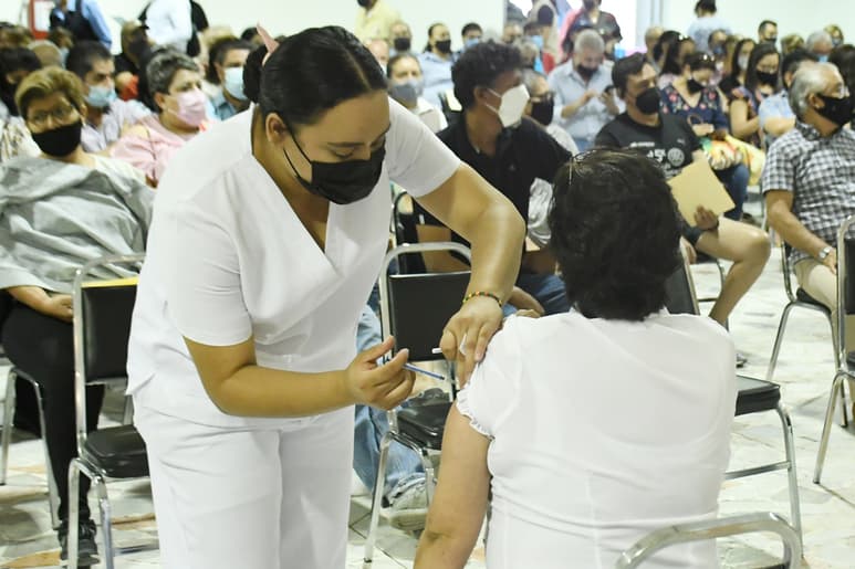 Ya concluyó en La Laguna de Coahuila la aplicación de la primera dosis a personas de entre 50 y 59 años; y embarazadas. (ARCHIVO)