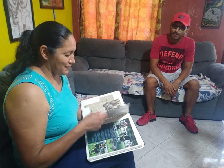 Los papás de Eduardo Aguirre conservan los recortes de las notas periodísticas que han documentado su trayectoria futbolística. (EL SIGLO DE TORREÓN)