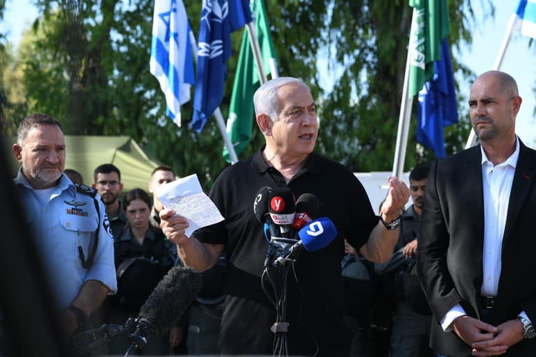 El primer ministro israelí, Benjamín Netanyahu, criticó hoy la decisión del ultranacionalista Naftali Benet de formar Gobierno con el opositor Yair Lapid, alertó del 'peligro de un Ejecutivo izquierdista', y le acusó de 'traicionar' a la mayoría de ciudadanos que votaron por partidos de derecha. (ARCHIVO)