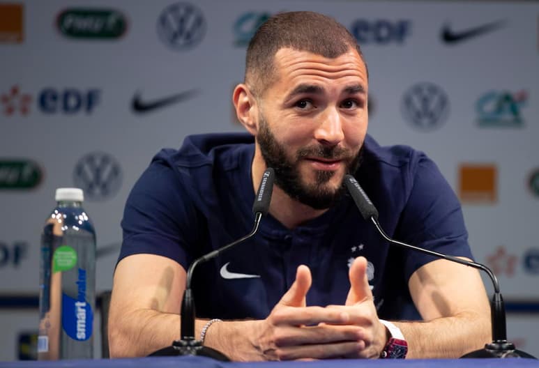 El delantero francés Karim Benzema no ocultó su decepción por la salida del banquillo del Real Madrid de Zinedine Zidane, a quien calificó como un entrenador 'magnífico'. (Especial)