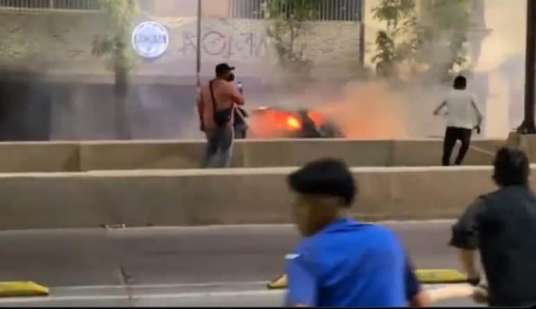 A través de redes sociales ha circulado un video en el que se observa un automóvil incendiándose en la Ciudad de México, mientras algunos aficionados del Cruz Azul intentan apagarlo. (ESPECIAL)