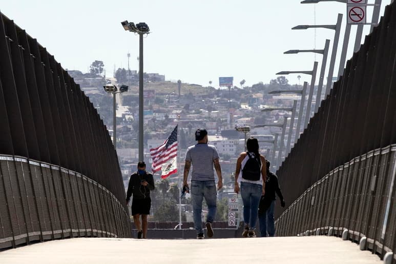 El Gobierno de Estados Unidos quiere facilitar la inmigración legal al país, dando marcha atrás a numerosas medidas de la Administración de Donald Trump y expandiendo las vías de acceso para ciudadanos extranjeros, según informó este lunes The New York Times con base en un documento al que ha tenido acceso. (ARCHIVO) 
