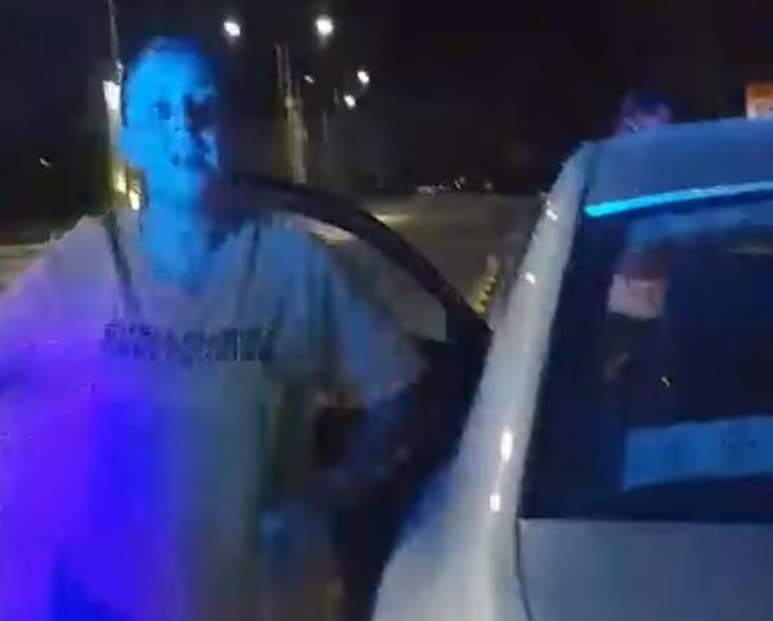La noche del pasado domingo en el sector del Aeropuerto Benito Juárez de la Ciudad de Torreón, una ciclista grabó en video las agresiones que recibió por parte de una civil que invadió la ciclovía. (Especial) 