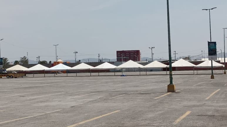 El mobiliario en los puntos designados para vacunar al siguiente grupo de población ya fue instalado en Torreón. (CORTESÍA(