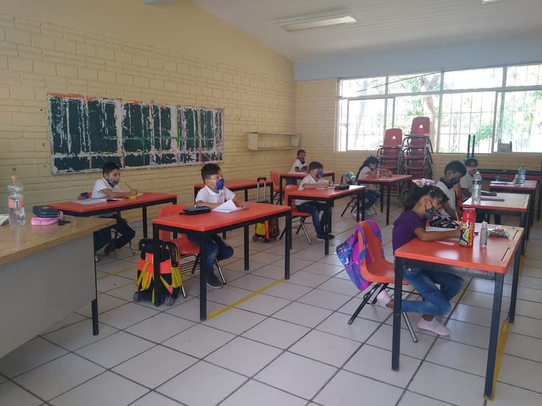 Padres de familia y maestros se organizaron para limpiar y pintar la escuela para que los niños pudieran regresar a clases. (EL SIGLO DE TORREÓN)