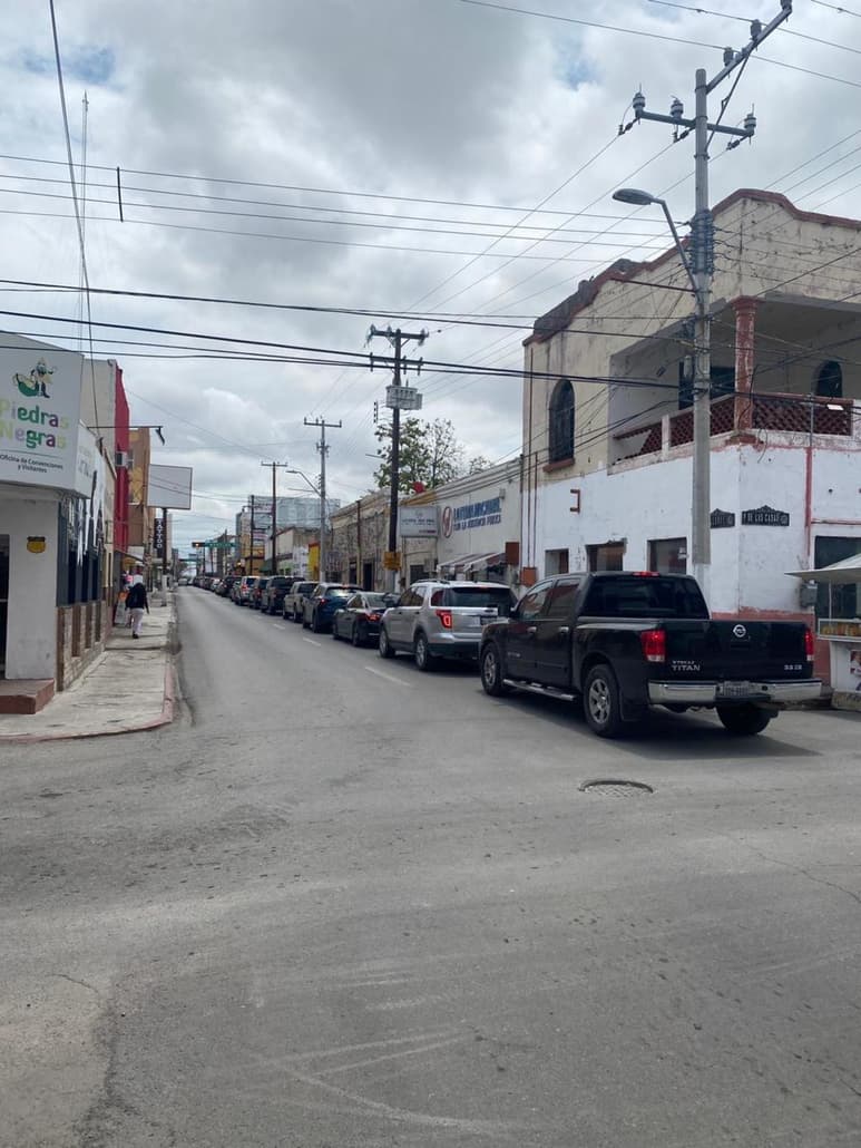 Algunas personas tardaron hasta siete horas en la fila para cruzar a Estados Unidos.