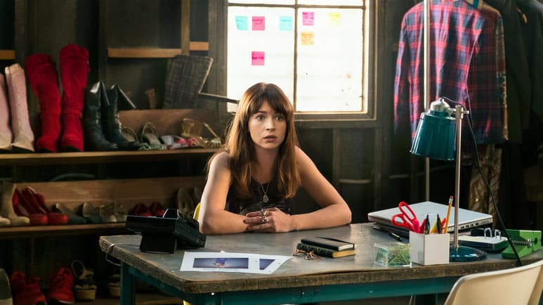 Historia. Girlboss cuenta la historia detrás de la creadora de Nasty Gal, una tienda dedicada a crear diseños para mujeres.