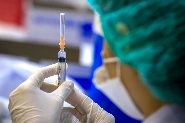La Organización Mundial de la Salud (OMS) aprobó hoy el uso de emergencia de la vacuna anti-COVID de Sinovac, segunda de fabricación china que obtiene esta luz verde después de que a principios de mayo lo consiguiera la desarrollada por Sinopharm. (ARCHIVO)