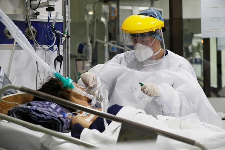 La Organización Mundial de la Salud (OMS) mostró hoy preocupación por la evolución de la pandemia en Suramérica, donde se encuentran ocho de los diez países que actualmente tienen las tasas más altas de mortalidad por COVID-19. (ARCHIVO)