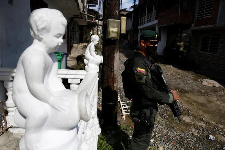 El Ministerio de Defensa anunció este martes 'el fin' de Los Caparros, uno de los cinco grandes grupos criminales de Colombia, a los que acusan de asesinatos de líderes sociales, masacres, narcotráfico y reclutamiento forzado de menores. (ARCHIVO)