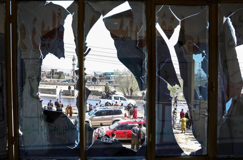 Al menos doce civiles murieron y otros trece resultaron heridos en un doble atentado este martes con bomba contra dos microbuses de pasajeros en un área en Kabul habitada sobre todo por la minoría chií hazara, víctima de frecuentes ataques. (ARCHIVO)