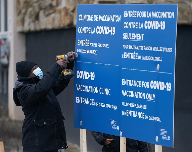 Las autoridades médicas canadienses aprobaron este martes mezclar las dosis de distintas vacunas contra el COVID-19, lo que permitirá a las personas que hayan recibido la primera dosis de AstraZeneca recibir la segunda de Pfizer o Moderna. (EFE)