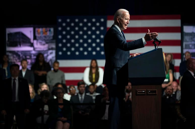 El Gobierno del presidente de EUA, Joe Biden, anunció este martes una batería de medidas para recortar la brecha económica entre razas, que incluyen acabar con la discriminación racial en el mercado de la vivienda, con motivo del centenario de la masacre de Tulsa (Oklahoma). (AP)
