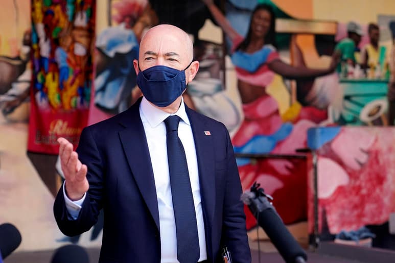 Estados Unidos anunció este martes su decisión de poner fin al programa 'Permanezcan en México', creado por el Gobierno del ahora expresidente Donald Trump (2017-2021) y que permitió devolver al país vecino a los solicitantes de asilo, cuyos casos pendientes aún se seguirán procesando. (AP)