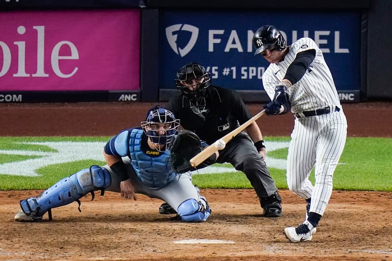Clint Frazier conecta el jonrón que le dio la victoria 5-3 a los Yanquis sobre los Rays, en juego de 11 entradas. (AP)