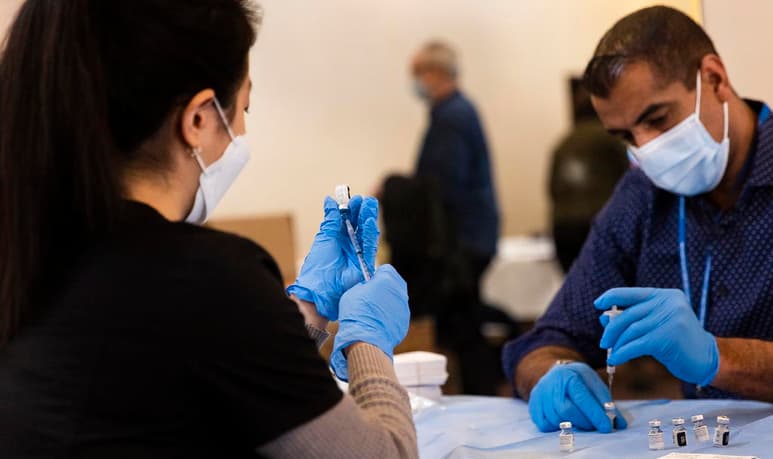 El alcalde de Nueva York, Bill de Blasio, anunció este miércoles que esta semana se empezará a vacunar contra COVID-19 a los estudiantes de algunos colegios públicos de la ciudad, después de informarse de la tasa de infección más baja desde que se desató la pandemia. (ARCHIVO)