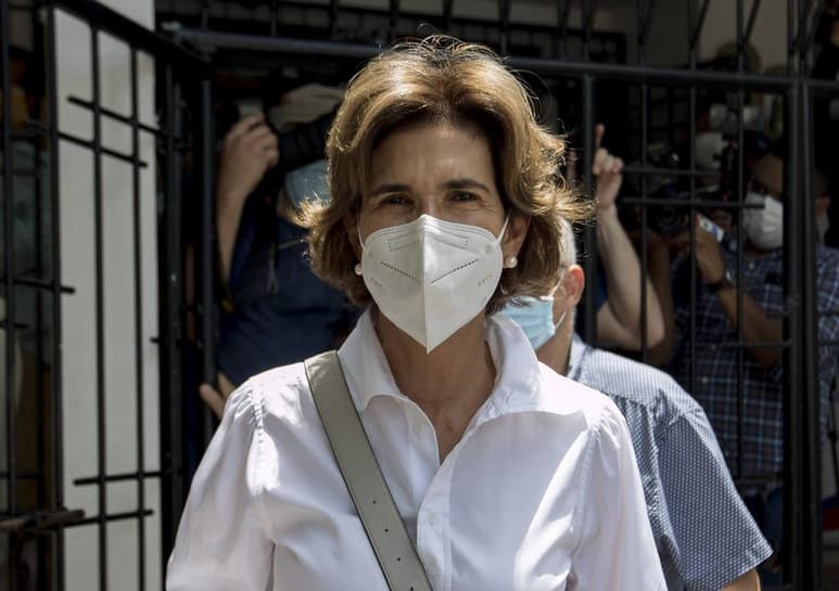 Una jueza nicaragüense giró este miércoles una orden de allanamiento y detención en contra de la aspirante opositora a la Presidencia Cristiana María Chamorro Barrios, quien fue acusada en la víspera por el Ministerio Público por los delitos de gestión abusiva y falsedad ideológica, ambos en concurso real con lavado de dinero, bienes y activos. (ARCHIVO) 
