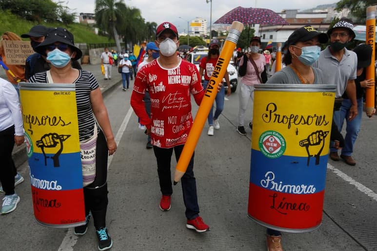 El desgaste marcó este miércoles una nueva jornada de Paro Nacional, la menos concurrida de las siete que se han realizado desde el 28 de abril, y en la que miles de personas salieron a las calles de diferentes ciudades de Colombia para manifestar su rechazo al Gobierno y la violencia policial. (EFE)