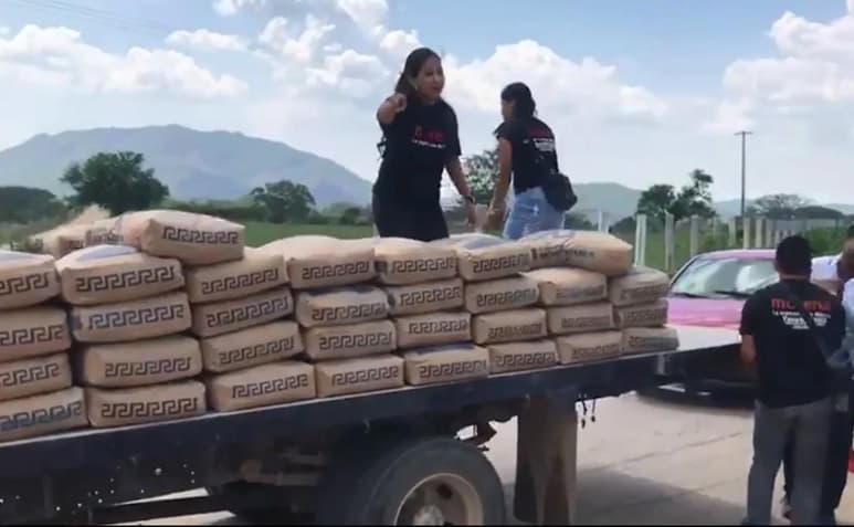 La candidata de Morena a la alcaldía de Jiquipilas, Chiapas, Blanca Yaneth Chiu López, y miembros de su equipo de campaña interceptaron un camión cargado con varias toneladas de cemento, pero al suponer que sería regalado para la compra de votos de sus adversarios, procedieron a regalar el producto. (ESPECIAL)