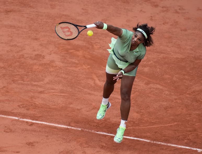 Serena Williams trabajó demás para imponerse 6-3, 5-7, 6-1 a Mihaela Buzarnescu. (AP)