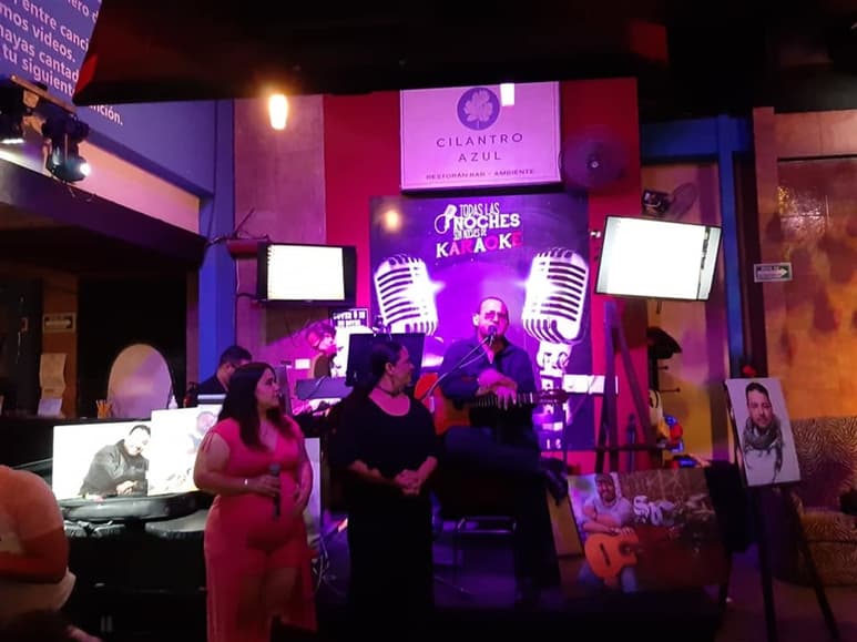 Recordado. El cantautor Ramón Ruiz cantó el tema Aquí estás, que le compuso a Juan Carlos Esparza.