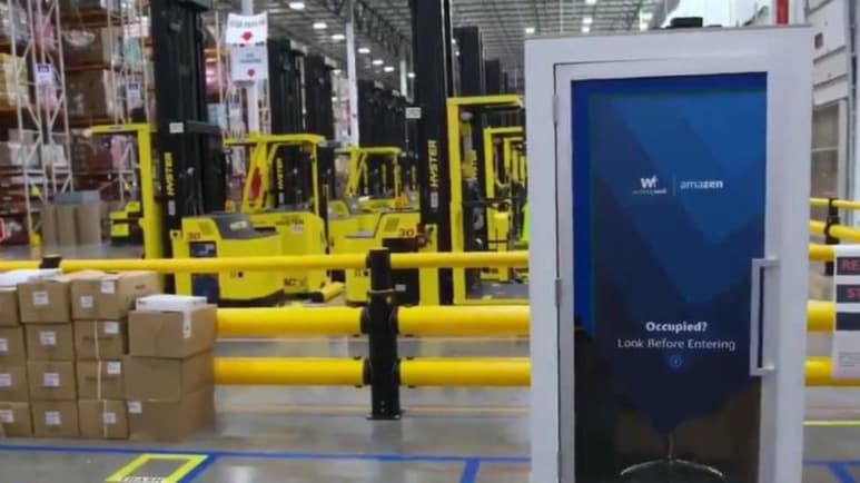 La respuesta de Amazon fue crear un programa de bienestar que incluye la colocación de cabinas de relajación. (ARCHIVO)