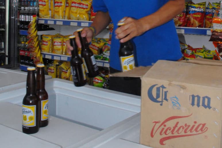 Los inspectores de alcoholes recorrerán todos los sectores de la ciudad para verificar el cierre de los expendios y bares, y para que en los restaurantes no sirvan bebidas con alcohol. (ARCHIVO)