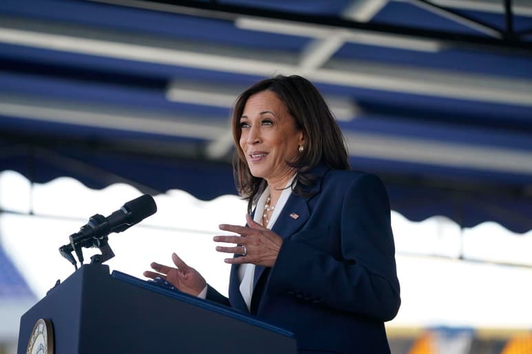 La vicepresidenta estadounidense, Kamala Harris, llamó este jueves al presidente de México, Andrés Manuel López Obrador, para comunicarle que Estados Unidos compartirá próximamente vacunas con el país azteca, según su portavoz, Symone Sanders. (ARCHIVO)