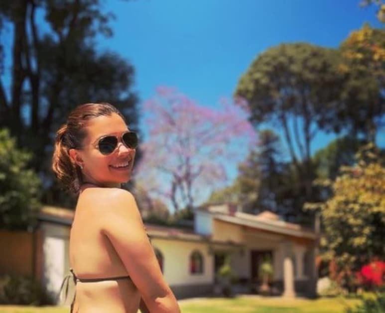 Este jueves 3 de junio, la conductora de espectáculos, Tabata Jalil celebró su cumpleaños 42 disfrutando de la piscina, el calor y sus mejores poses de yoga. (Especial)