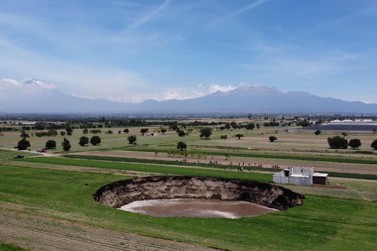 Luego de que una presunta falla geológica provocó un socavón de casi 70 metros de diámetro en el municipio Juan C. Bonilla en Puebla, se informó que éste tuvo un aumento en su tamaño de 17 metros en su diámetro.
(EFE)