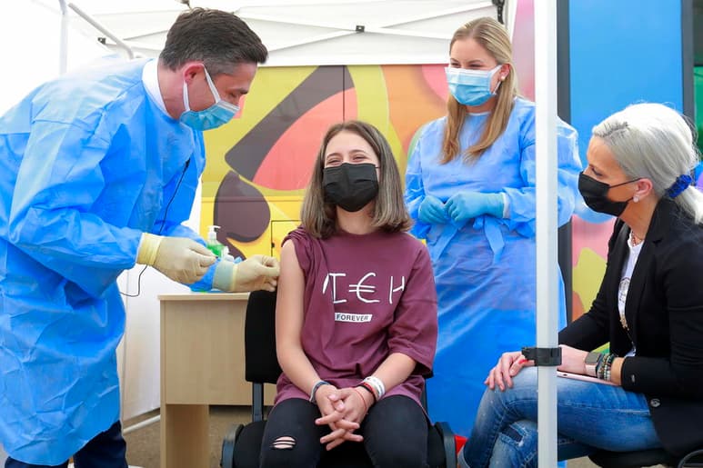 Inmunizar a los niños contra el COVID-19 no debe ser de alta prioridad en estos momentos dada la cantidad extremadamente limitada de dosis en el mundo, declaró el jueves la Organización Mundial de la Salud. (ARCHIVO) 
