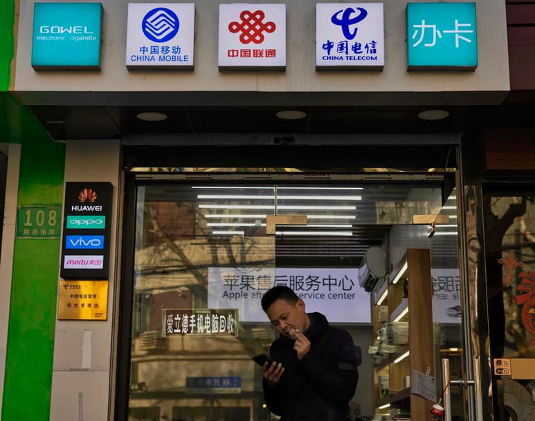 El Gobierno de Estados Unidos expandió este jueves la prohibición a los estadounidenses a invertir en 59 compañías vinculadas a los sectores militar y de inteligencia de China, entre ellas la tecnológica Huawei y las tres mayores compañías de telecomunicaciones del gigante asiático. (EFE) 
