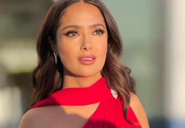 A través de la red social, la actriz recordó viejos tiempos con una fotografía suya sin ropa (@SALMAHAYEK)