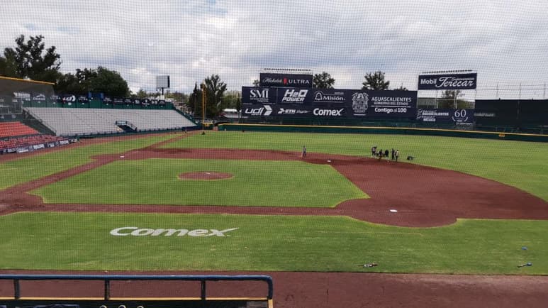 El clima lluvioso que prevaleció hoy en la ciudad de Aguascalientes, obligó a que se cancelara la doble cartelera que estaba pactada entre los Algodoneros del Unión Laguna y los locales Rieleros, en el estadio Alberto Romo Chávez. (CORTESÍA)