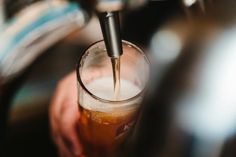 La cerveza es la bebida que en todas las ocasiones queda bien, ya sea en una plática con amigos, un domingo por la tarde, la mancuerna perfecta para disfrutar unos tacos o ese elixir refrescante que te quita el calor. La creación de la cerveza está marcada por la historia de mujeres que realizaban una poción artesanal desde épocas antiguas. (Especial)