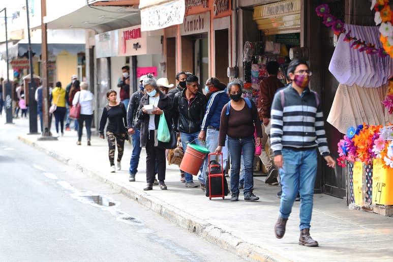 Los comerciantes resultan afectados por el robo hormiga y las bajas ventas que se registran pese a que aumentó la movilidad. (EL SIGLO DE TORREÓN)